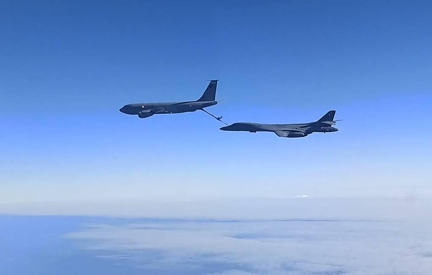 Máy bay B-1B Mỹ và máy bay tiếp nhiên liệu KC-135 trên Biển Đen. Ảnh: Tass