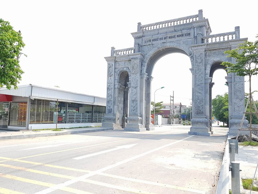 Cổng làng 11 tỷ gây xôn xao dư luận. Ảnh: M.Đ