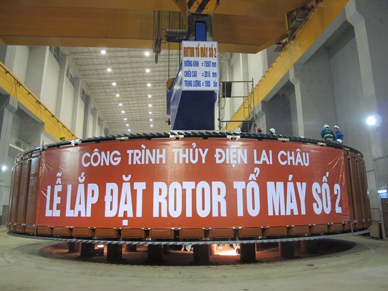 Roto nặng 1.000 tấn được hạ đặt thành công cho tổ máy số 2 Thủy điện Lai Châu, 