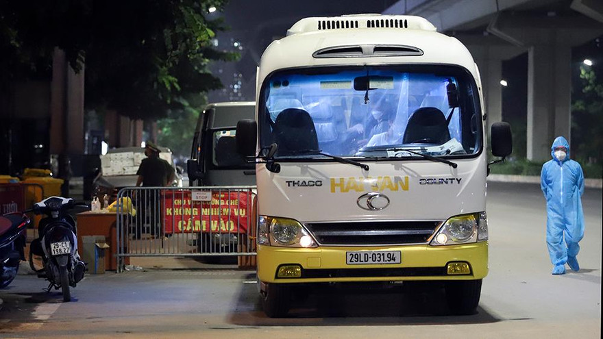 Hà Nội đưa hàng chục F1 ở ‘ổ dịch’ Thanh Xuân Trung đi cách ly tập trung ngay trong đêm