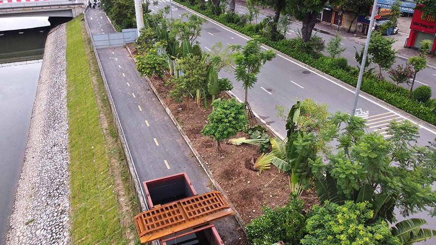 Đường đi bộ đẹp như mơ bên sông Tô Lịch 'bị cày xới' để thực hiện dự án thoát nước thải