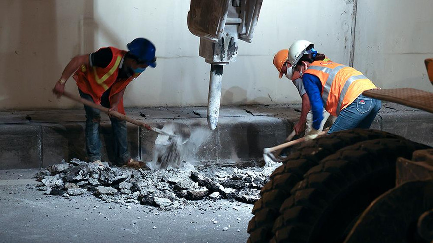 Hầm Kim Liên tạm dừng lưu thông một chiều, công nhân xuyên đêm sửa chữa