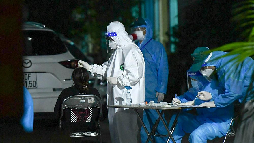 Xuyên đêm xét nghiệm cho cư dân phố Lê Trọng Tấn tại Hà Nội liên quan đến ca COVID-19