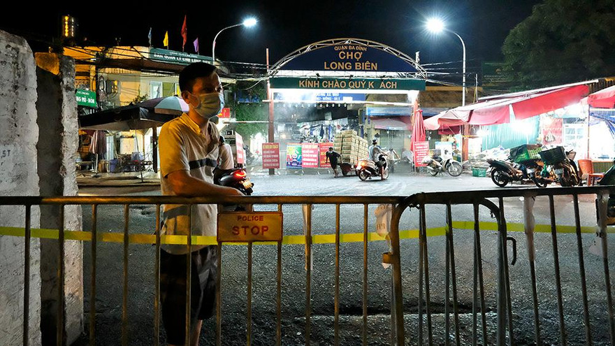Cách ly tạm thời một phần chợ Long Biên truy vết ca mắc COVID-19