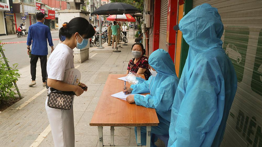 Gấp rút lấy mẫu xét nghiệm COVID-19 diện rộng ở khu vực 'nguy cơ cao' tại Hà Nội