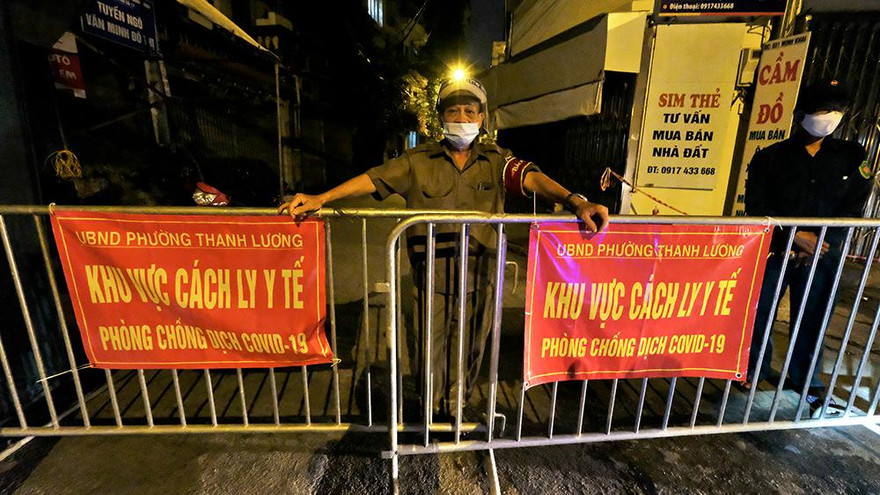 Hình ảnh phong tỏa tạm thời khu vực có 21 ca nghi mắc COVID-19 ở Hà Nội