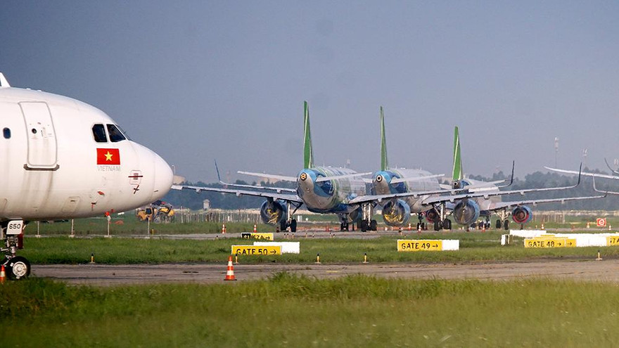 Máy bay 'ngủ la liệt' trên sân bay Nội Bài do ảnh hưởng của đại dịch COVID-19