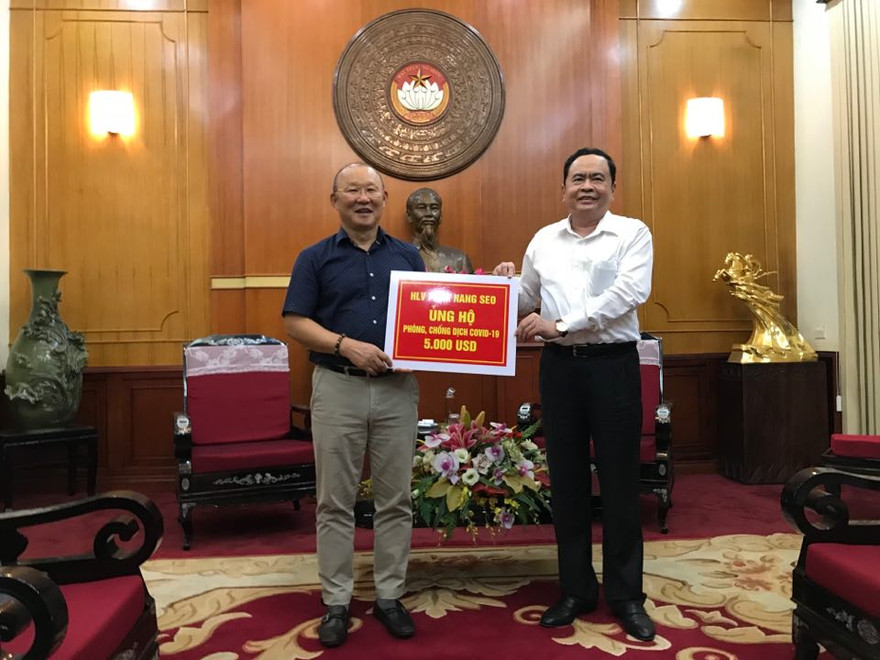 HLV Park Hang Seo ủng hộ 5.000 USD chống COVID-19 