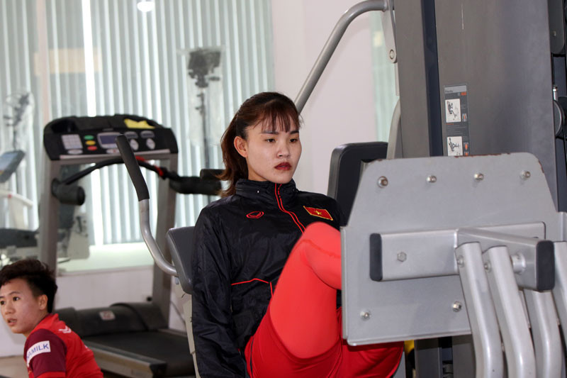 Trung vệ Chương Thị Kiều tập luyện trong phòng Gym sáng nay, 18/2.