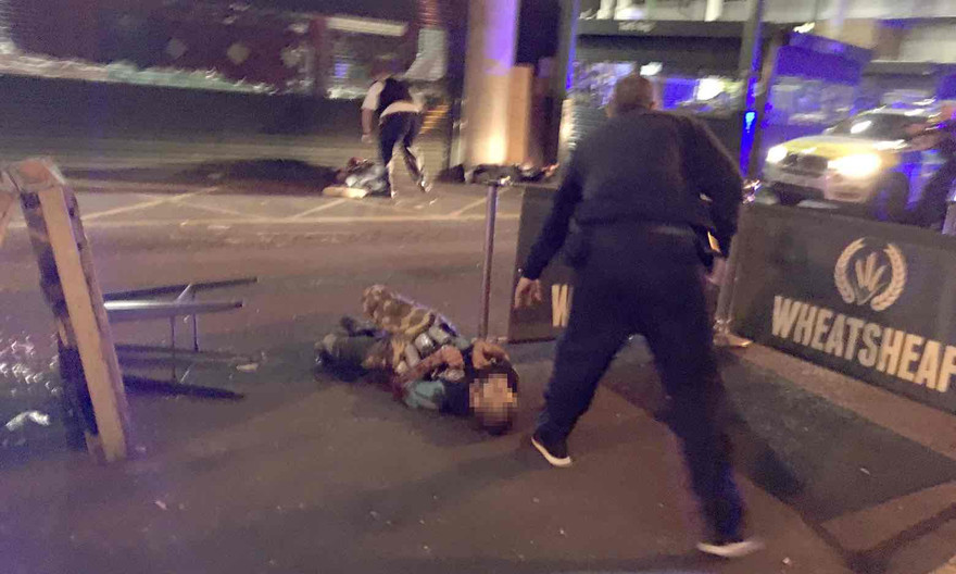 Người đàn ông được cho là một trong số ba nghi phạm bị cảnh sát tiêu diệt đêm 3/6. Trên người nghi phạm mặc chiếc áo khoác có gắn nhiều hộp khả nghi. Ảnh: Gabriele Sciotto