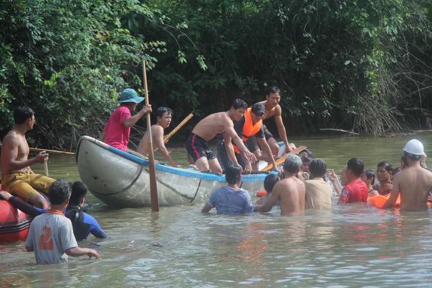 Đội thợ lặn chuyên nghiệp vừa tìm được thi thể học sinh đầu tiên bị đuối nước vào chiều tối qua, 8/6.