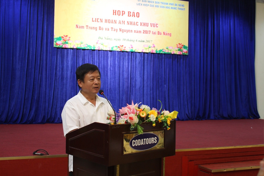 Nhạc sĩ Đỗ Hồng Quân phát biểu tại buổi họp báo