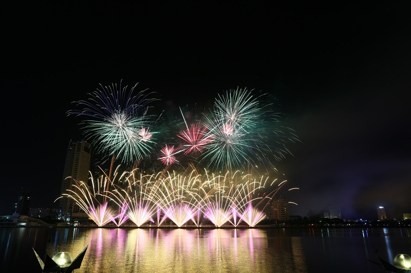 Màn trình diễn pháo hoa của đội Ý trong đêm thi trước đó.