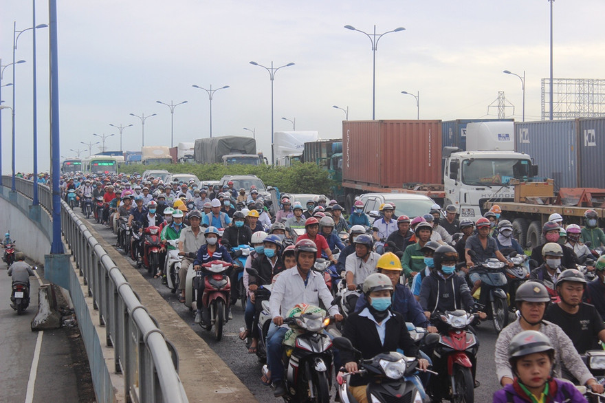 Hàng loạt tuyến đường vào cảng Cát Lái kẹt xe nghiêm trọng nhiều giờ.