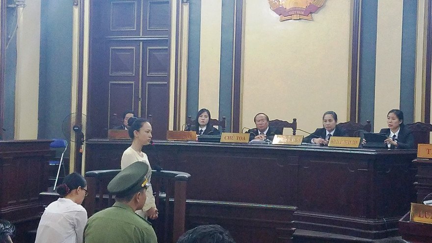 Phương Nga trả lời luật sư tại tòa.