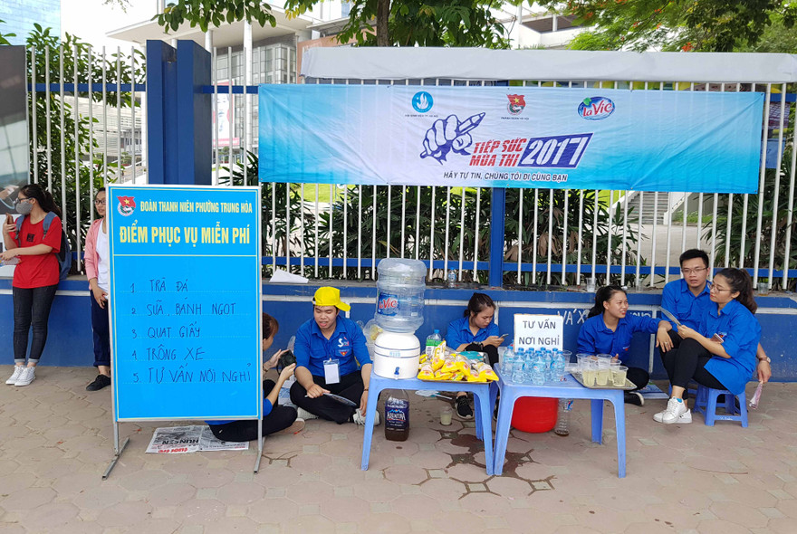 Lực lượng sinh viên tình nguyện trước điểm trường THPT Chuyên Hà Nội Amsterdam “nhàn” rỗi hơn so với những mùa Tiếp sức mùa thi trước. Ảnh: Quang Lộc