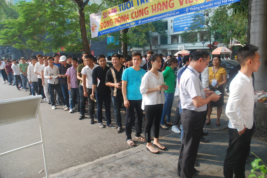 Người lao động xếp hàng vào phòng thi tiếng Hàn năm 2016. Ảnh: Phương Phương.