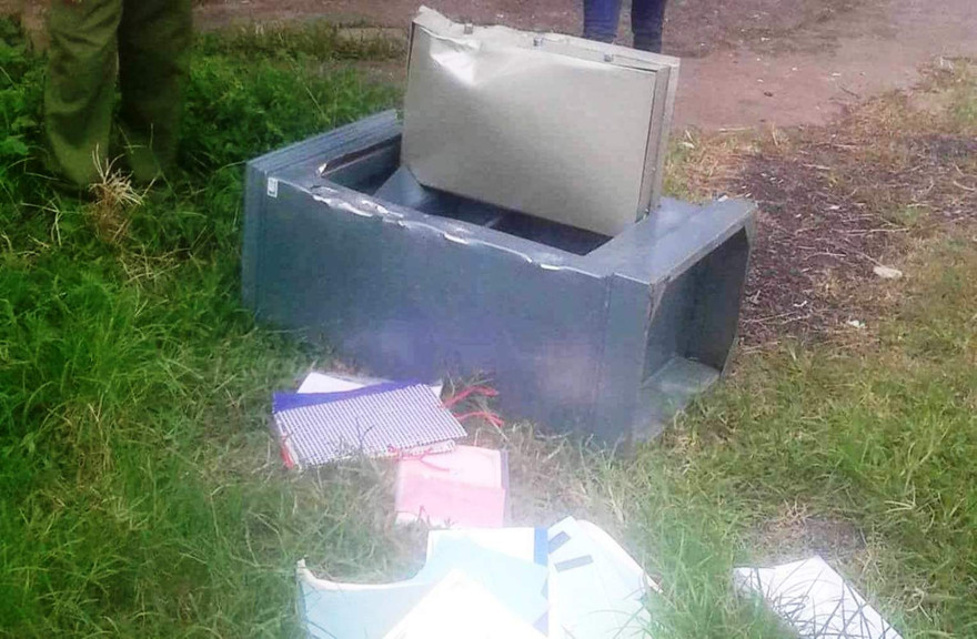 Chiếc két sắt rỗng cùng các loại giấy tờ vứt lại cạnh đường Hồ Chí Minh qua huyện A Lưới, sau khi hàng chục triệu đồng tiền mặt bên trong bị kẻ gian lấy đi.