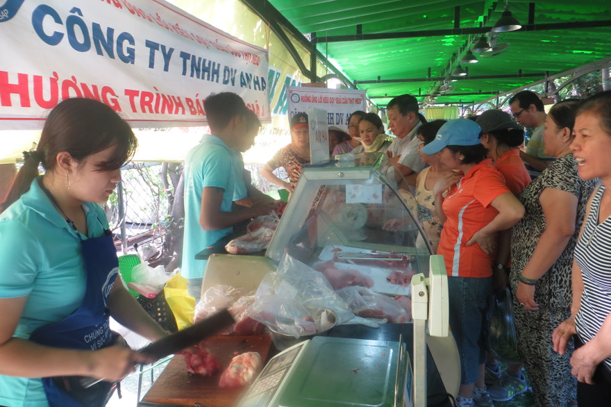 Rất đông người chen chân, chờ đợi để mua thịt heo giảm giá