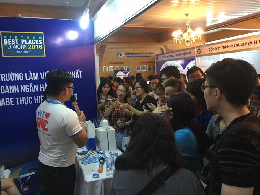 Hàng ngàn sinh viên tham gia ngày hội việc làm để tìm kiếm cơ hội