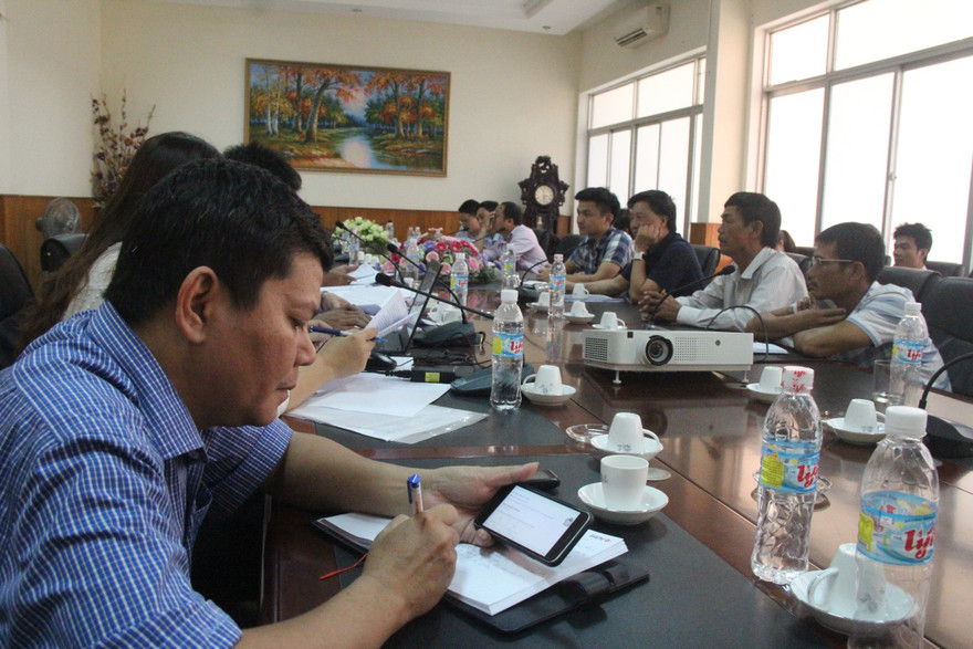 Đại diện Cty đóng tàu thao luận với ngư dân tại buổi họp