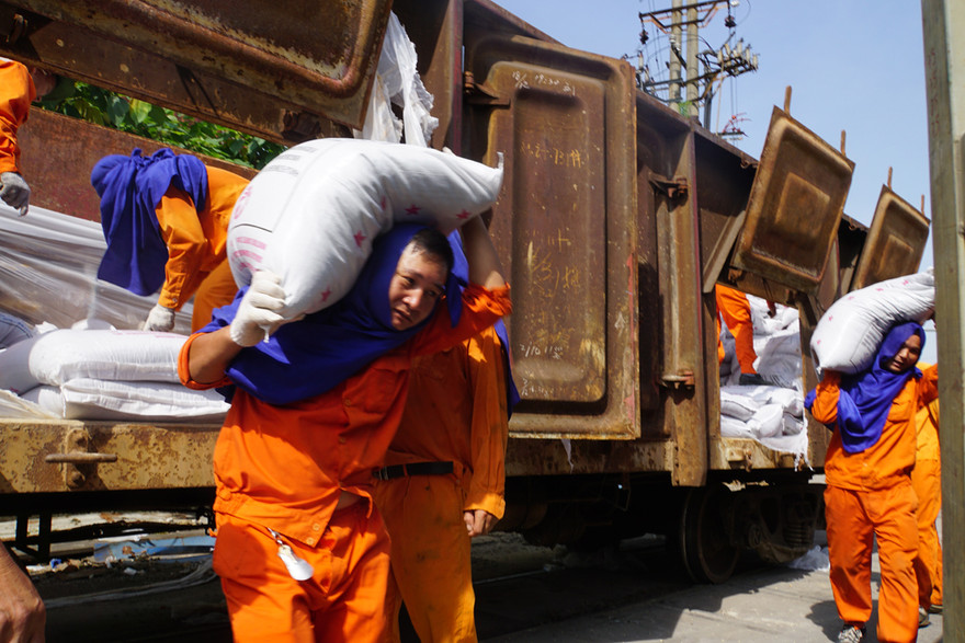 Việc chuyển tài hàng hoá từ đường sắt sang tàu biển tại cảng Hoàng Diệu (Hải Phòng) vẫn bằng biện pháp thủ công.
