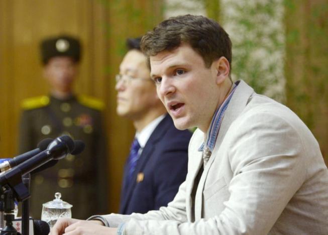 Otto Warmbier trong một phiên tòa tại Bình Nhưỡng (Triều Tiên) hồi năm ngoái. Ảnh: Reuters