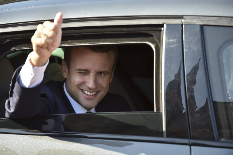 Tổng thống Emmanuel Macron rời nhà đến điểm bỏ phiếu hôm qua, 18/6. Ảnh: AFP