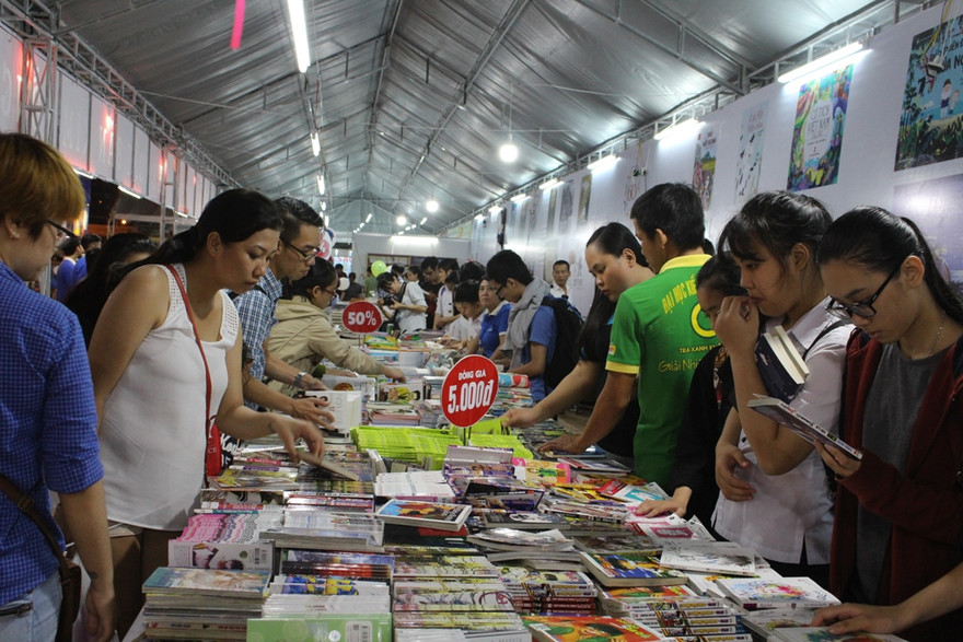 Tuần lễ sách là cơ hội để bạn đọc tiếp cận với nhiều đầu sách hay và giao lưu với các tác giả nổi tiếng. Ảnh: Thanh Trần. 