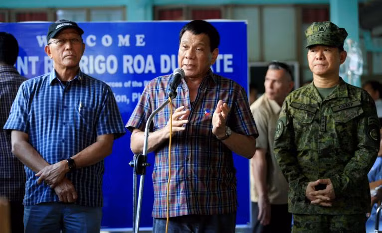 Tổng thống Duterte phát biểu hôm qua, 11/6 tại doanh trại quân đội ở thành phố Cagayan de Oro, cách Marawi khoảng 100km. Ảnh: Reuters