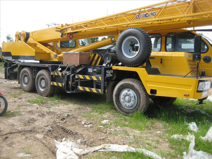 Nhiều xe cẩu hạng nặng ở Dung Quất bị cắt phá dây điện