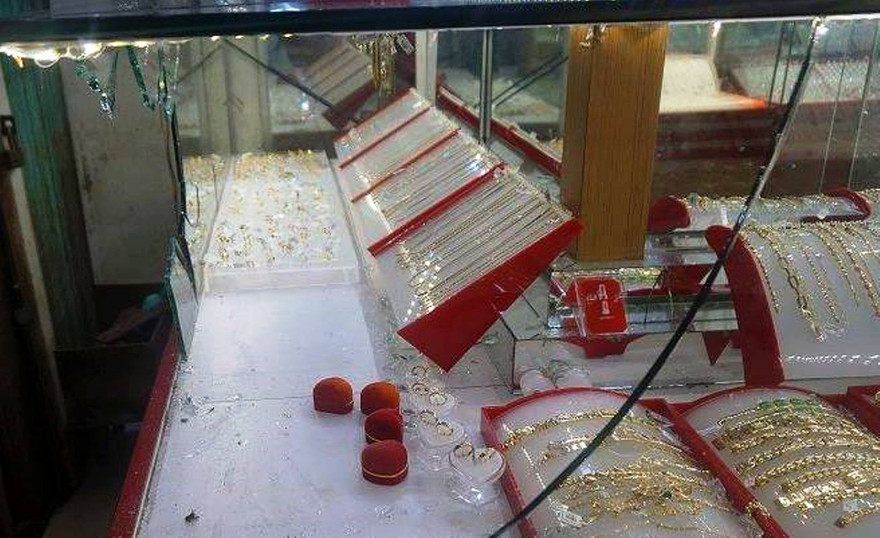 Hiện trường tủ kính bị nghi can Vinh đập vỡ để cướp vàng