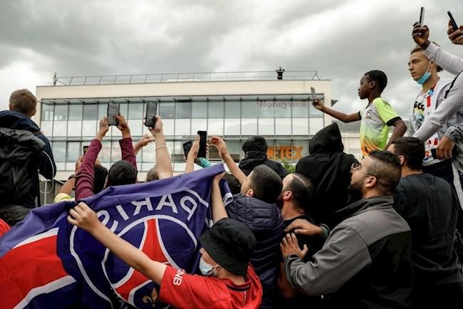 Biển người chờ đón Messi ra mắt PSG