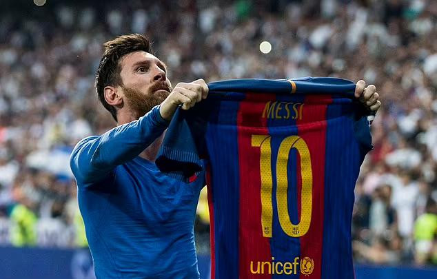 Messi đã giành 35 danh hiệu trong 17 năm thi đấu cho đội một Barca. 