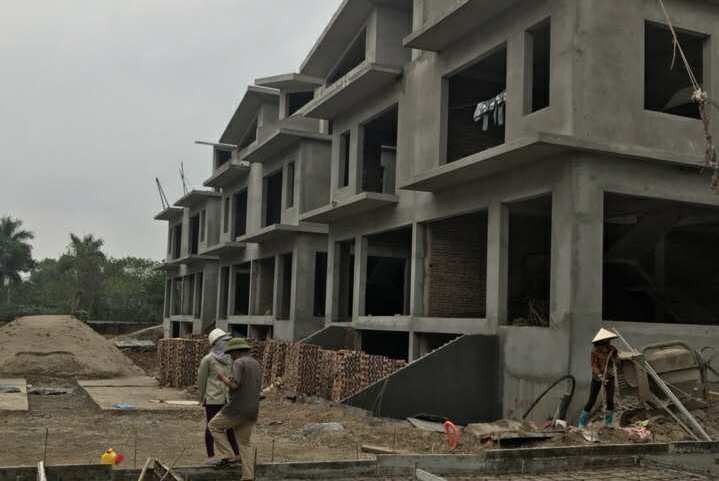 Công trình bị đình chỉ vẫn nhộp nhịp thi công. Ảnh: M.Đ