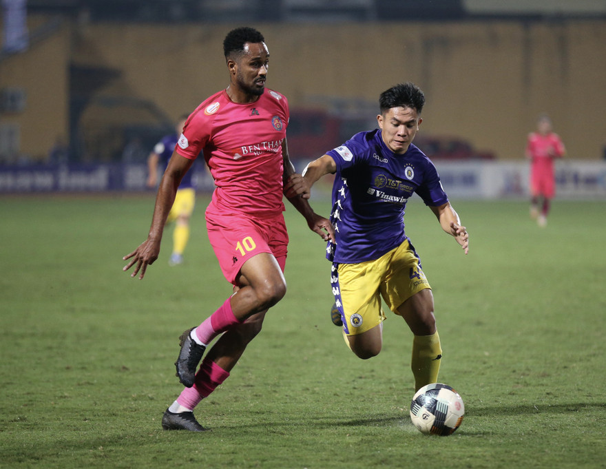 Hà Nội (áo tím) duy trì hy vọng bảo vệ ngôi vô địch. 