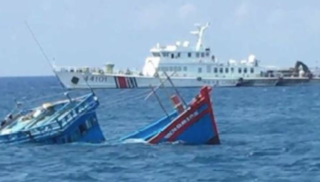 Tàu cá QNg 90617 TS của ngư dân Quảng Ngãi bị tàu hải cảnh Trung Quốc đâm chìm ở Hoàng Sa sáng 2/4. Ảnh: Ngư dân cung cấp 