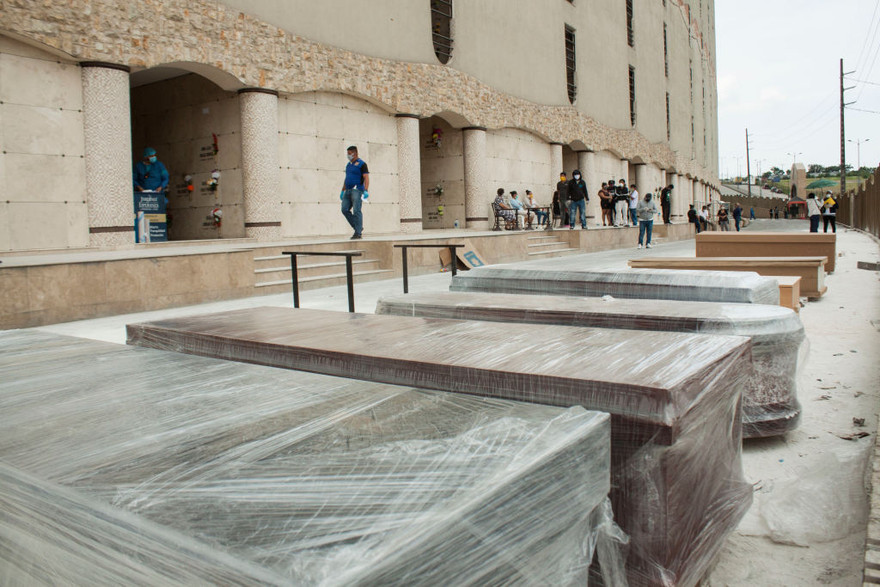 Quan tài chờ được chôn ở nghĩa trang Jardines de Esperanza ở tỉnh Guayaquil của Ecuador hôm 10/4. Ảnh: Getty.