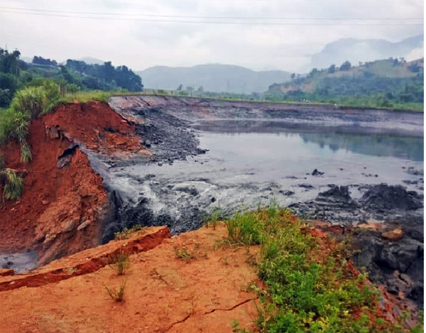 Đập hồ chứa bùn thải bị vỡ. Ảnh báo LC.