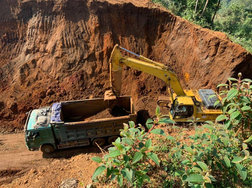 Hiện trường vụ đào trộm quặng. Ảnh: Đ.H