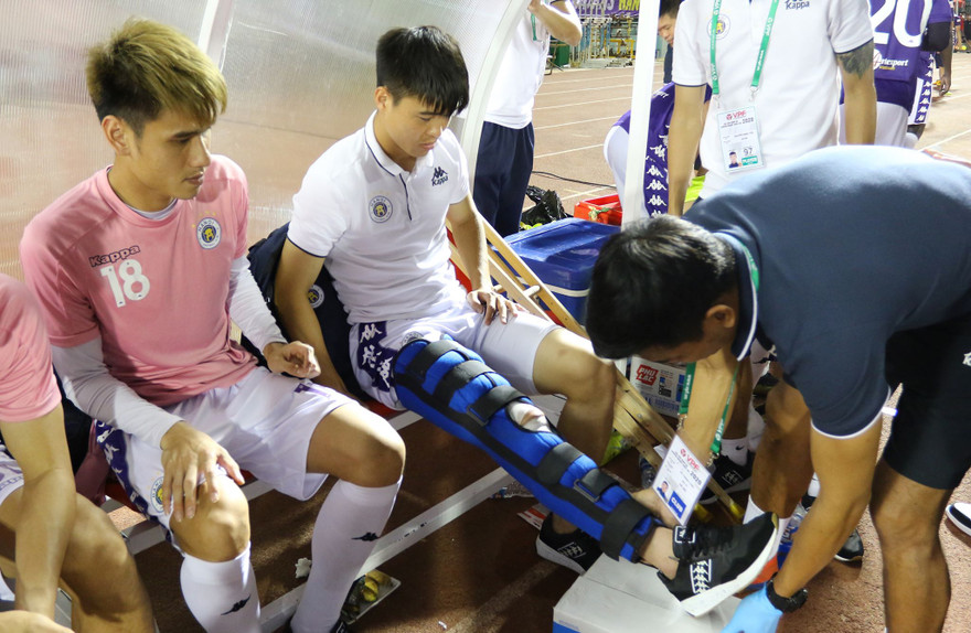 Dính chấn thương, Văn Hậu và Duy Mạnh cùng trấn an người hâm mộ 