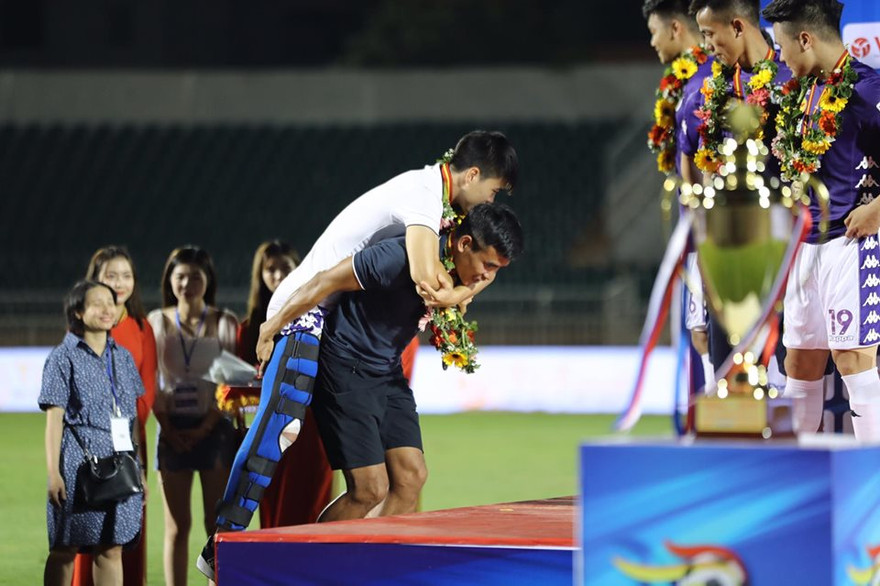 Duy Mạnh được cõng lên nhận giải thưởng sau trận đấu.