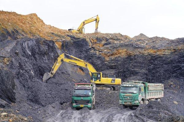 Phương tiện khai thác đất tại hiện trường. Ảnh: N.L