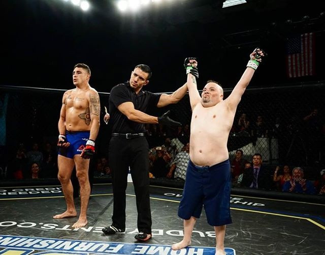 Võ sĩ mắc hội chứng Down đánh bại huyền thoại UFC
