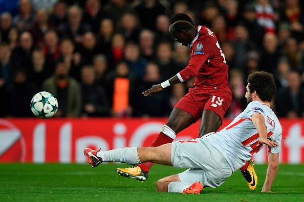 Spartak (áo trắng) thua trắng 7 bàn trước Liverpool.