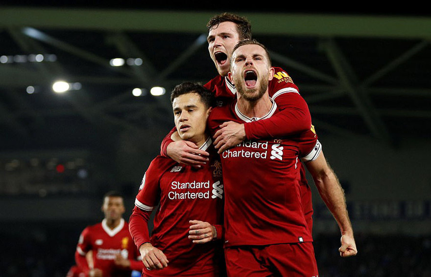 Philippe Coutinho (trái) cùng các đồng đội ở Liverpool ăn mừng bàn thắng.
