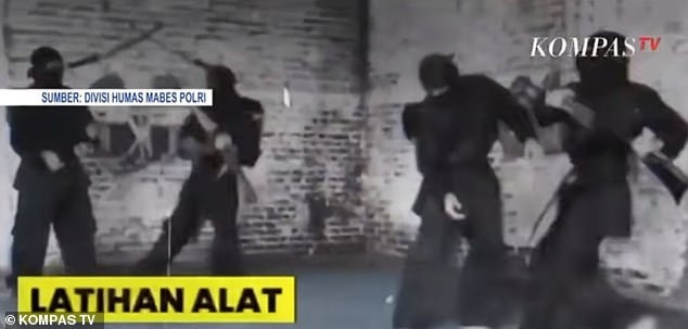 Cảnh huấn luyện chiến binh khủng bố ở Indonesia. Ảnh chụp màn hình