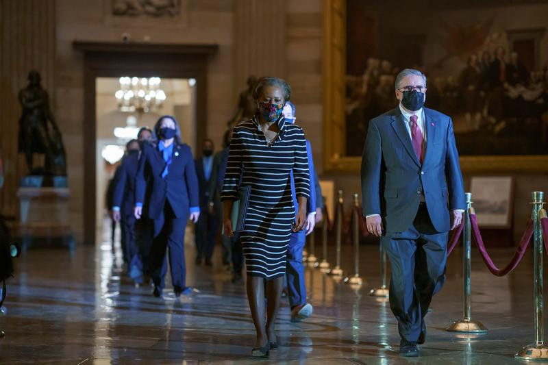 Nhóm Hạ nghị sĩ mang biên bản luận tội ông Trump đến Thượng viện. Ảnh: Reuters