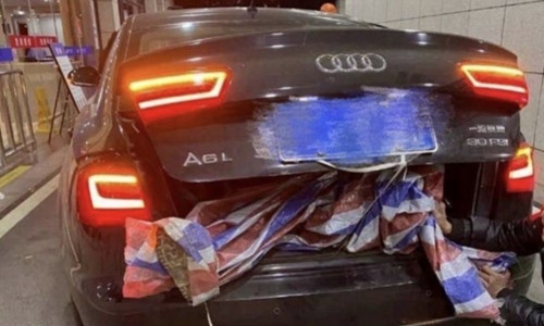 Thi thể nam nhân viên bị nhét vào cốp xe hơi. Ảnh: Global Times