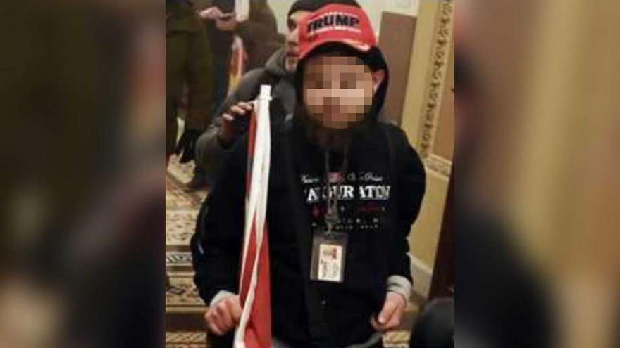 Một người đàn ông được cho là đã bị sa thải sau khi đeo thẻ công ty đi biểu tình. 